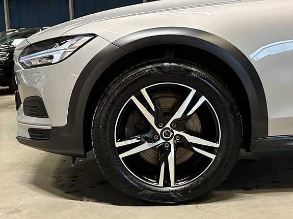 Volvo V90 Cross Country 9 of 25