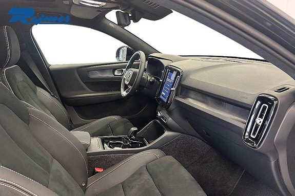Volvo EX40 11 of 21