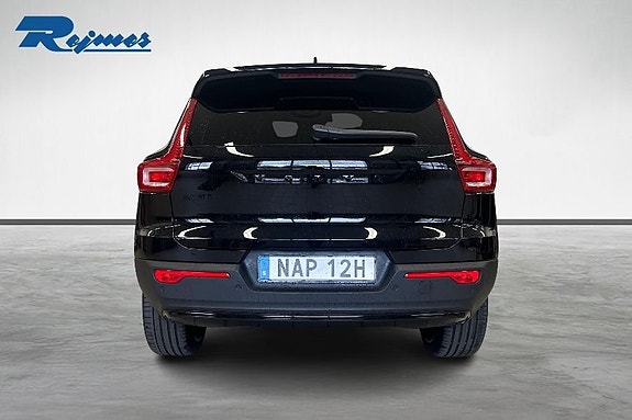Volvo EX40 8 of 21