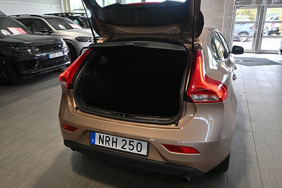 Volvo V40 12 of 22