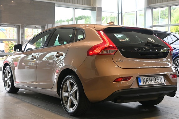 Volvo V40 3 of 22