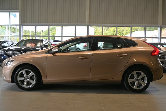 Volvo V40 2 of 22