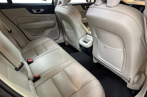 Volvo V60 Cross Country 11 of 13