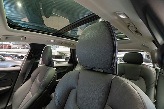 Volvo XC60 13 of 25