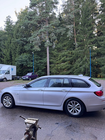 BMW 520d 4 of 5