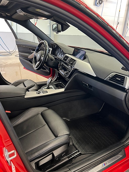 BMW 330e 11 of 14