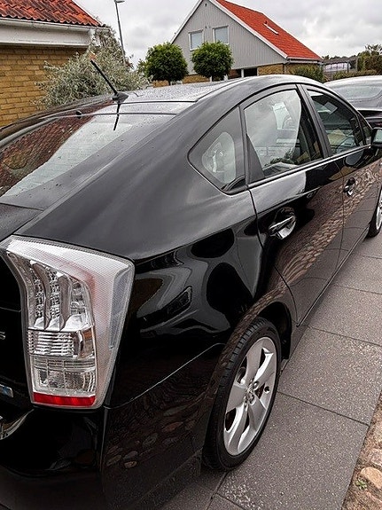 Toyota Prius 3 of 6