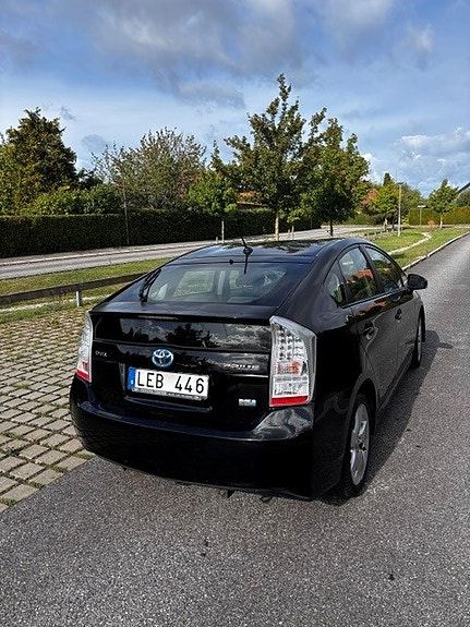 Toyota Prius 2 of 6