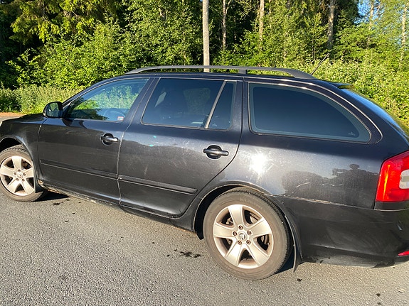 Skoda Octavia 2 of 3