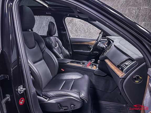 Volvo XC90 10 of 28