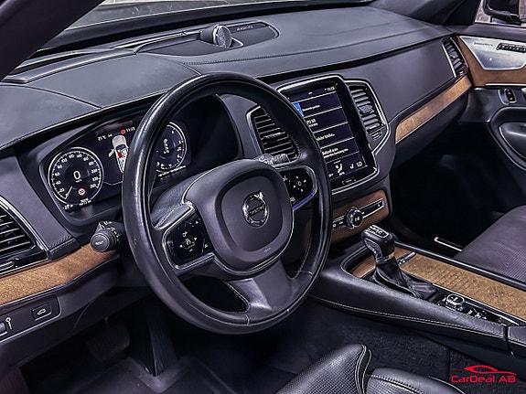 Volvo XC90 16 of 28