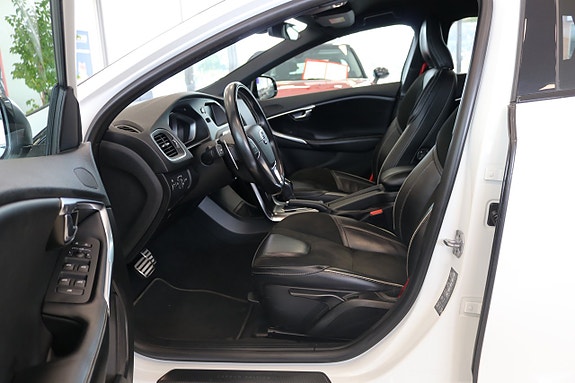 Volvo V40 12 of 26