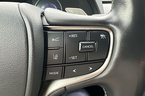 Lexus UX300e 21 of 30