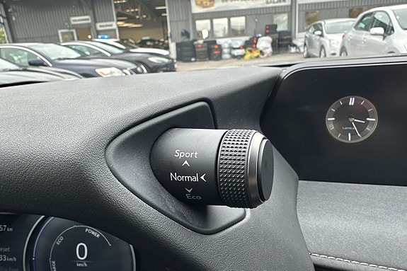 Lexus UX300e 27 of 30