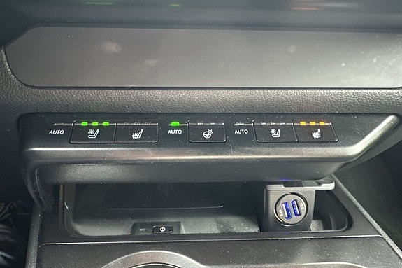 Lexus UX300e 22 of 30