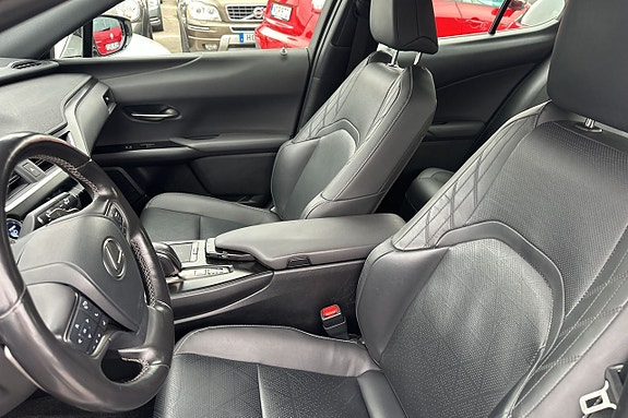 Lexus UX300e 15 of 30