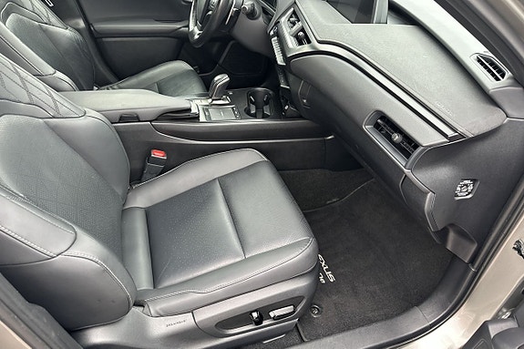 Lexus UX300e 9 of 30