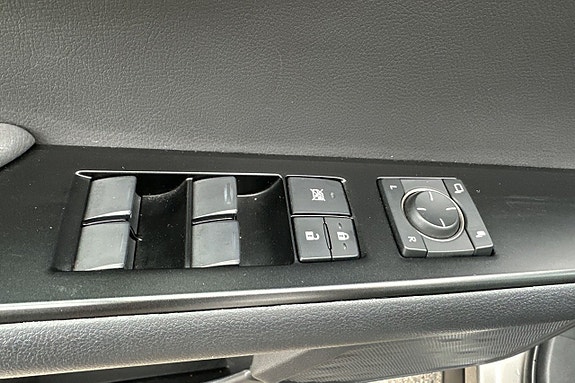 Lexus UX300e 18 of 30