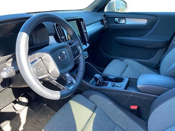 Volvo XC40 2 of 4