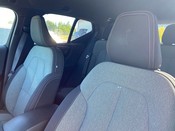 Volvo XC40 3 of 4