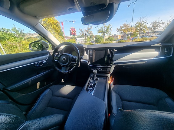 Volvo V90 2 of 5