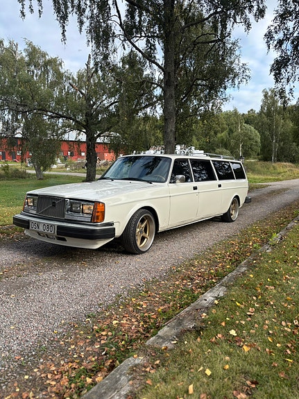 Volvo 245 2 of 7