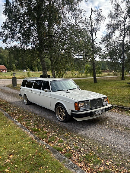 Volvo 245 3 of 7
