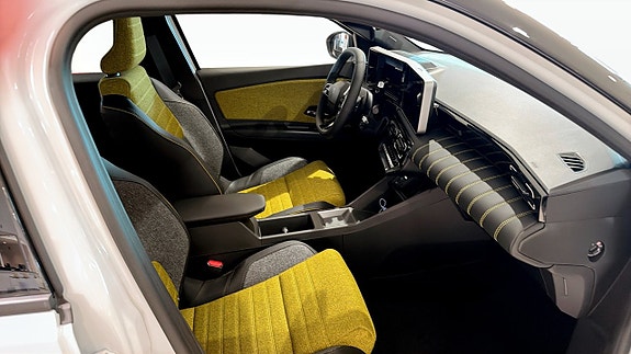 Renault 5 E-Tech 3 of 9