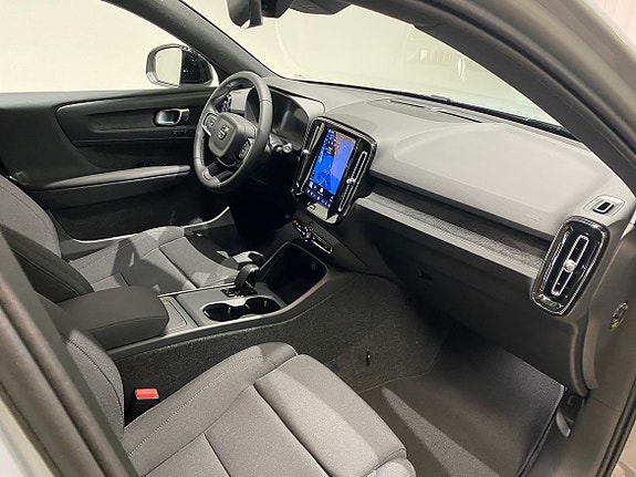 Volvo EX40 2 of 21