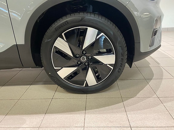 Volvo EX40 8 of 21