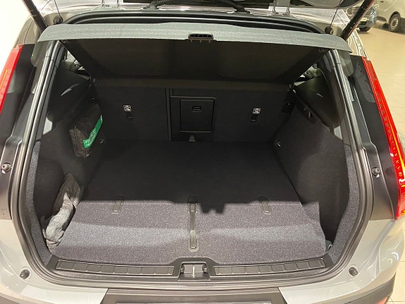 Volvo EX40 11 of 21