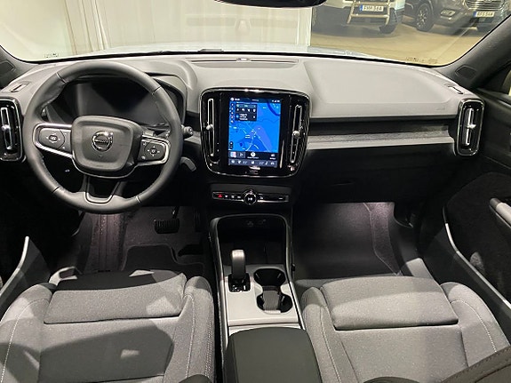 Volvo EX40 13 of 21