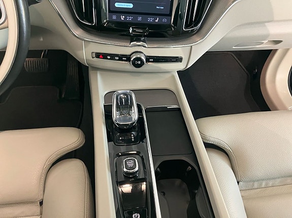 Volvo XC60 13 of 16