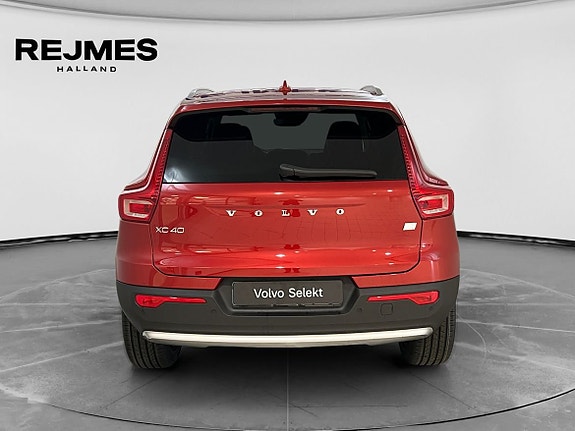 Volvo XC40 8 of 15