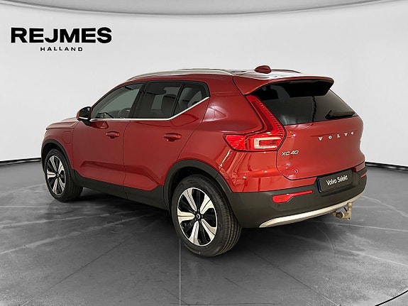 Volvo XC40 2 of 15