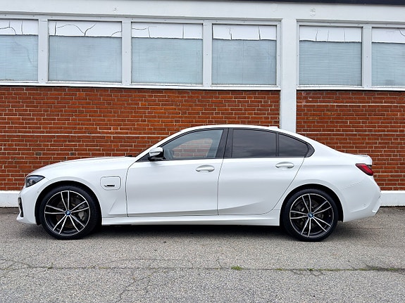 BMW 330e 2 of 19