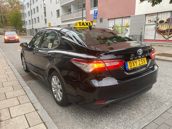 Toyota Camry 3 of 4