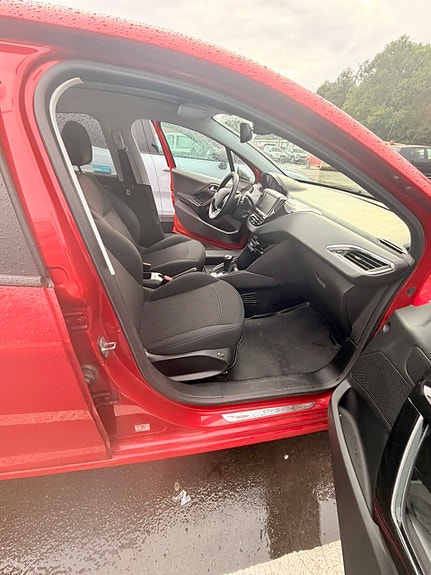 Peugeot 208 13 of 16