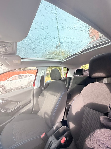 Peugeot 208 15 of 16