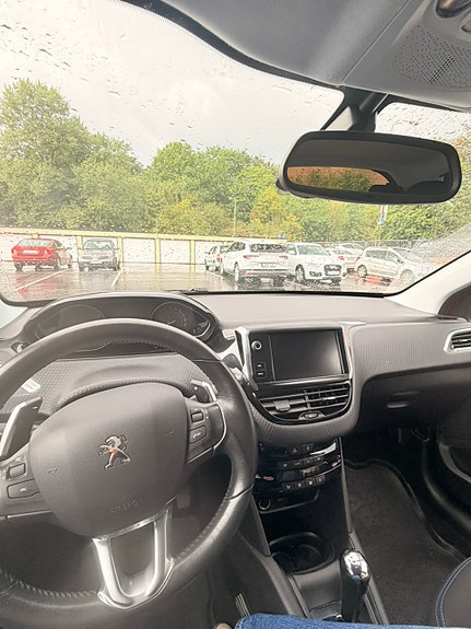 Peugeot 208 8 of 16