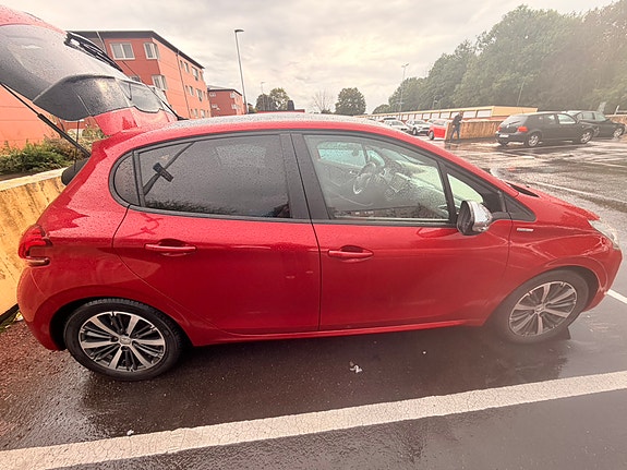 Peugeot 208 2 of 16