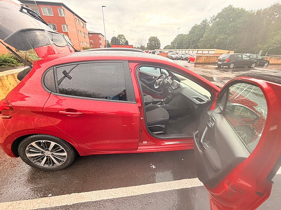 Peugeot 208 3 of 16