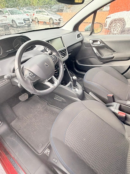 Peugeot 208 11 of 16