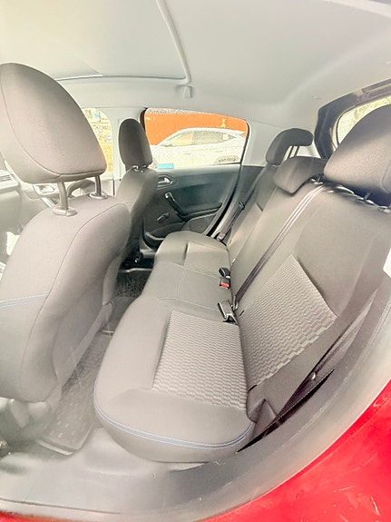 Peugeot 208 10 of 16