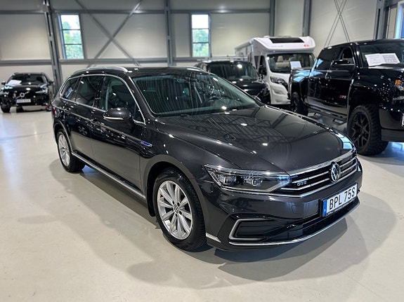 Volkswagen Passat 2 of 17