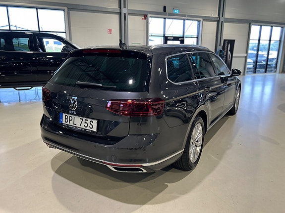 Volkswagen Passat 3 of 17
