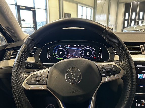 Volkswagen Passat 12 of 17