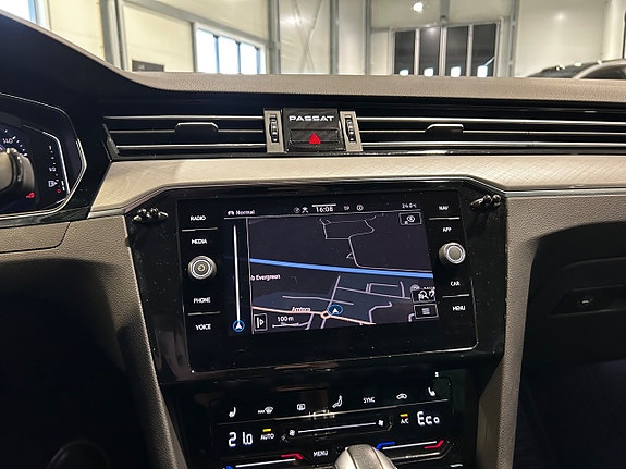 Volkswagen Passat 15 of 17