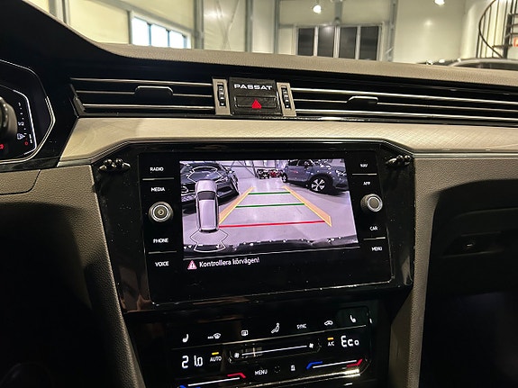 Volkswagen Passat 13 of 17