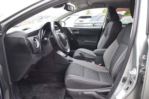 Toyota Auris 8 of 23